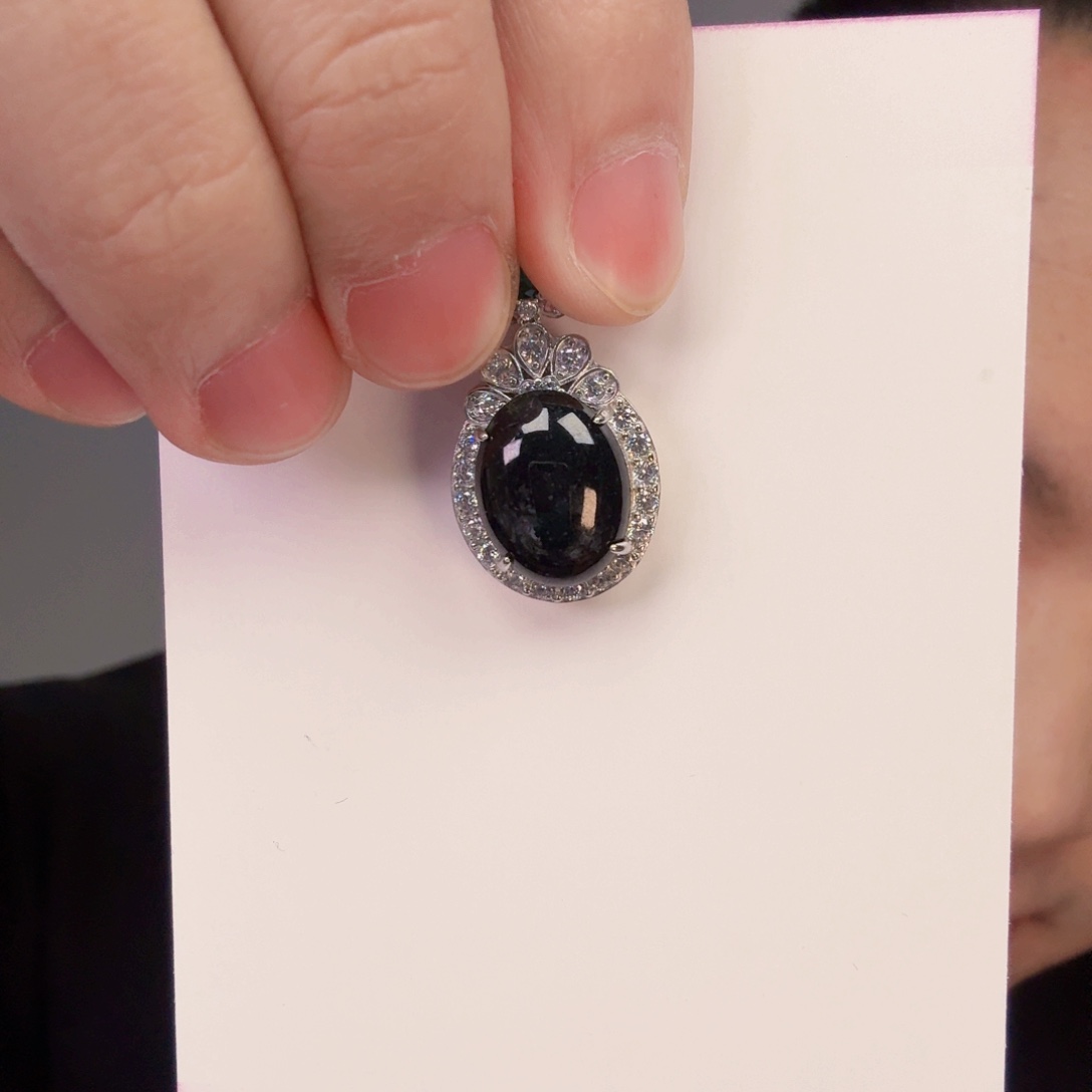 翡翠颈饰未镶嵌一件