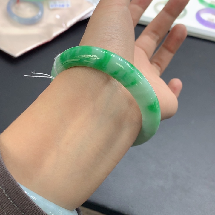 翡翠手镯未镶嵌翡翠