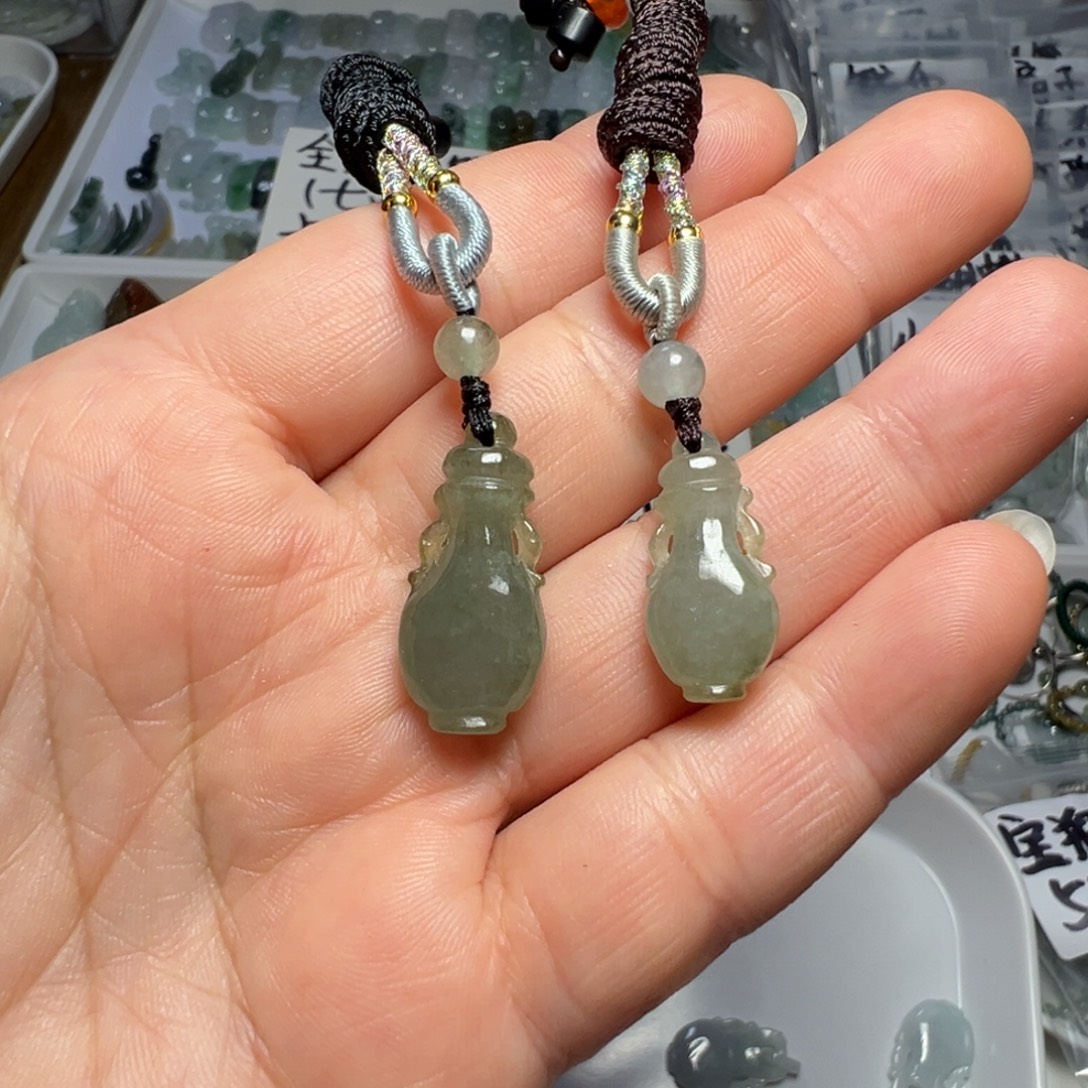 翡翠未镶嵌颈饰宝瓶一个58.88