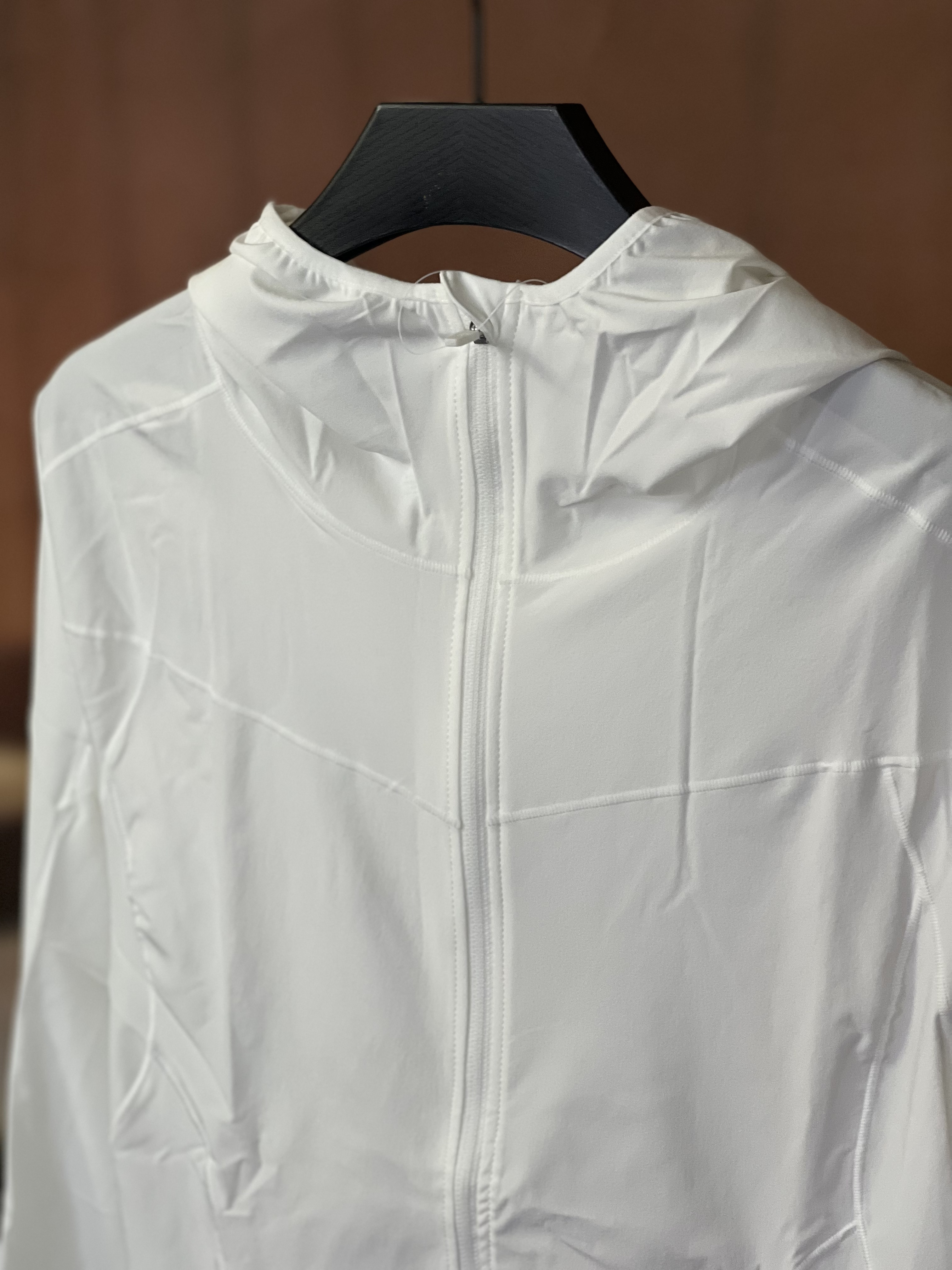 女士夏季修身透气轻薄防晒连帽外套户外出行必备