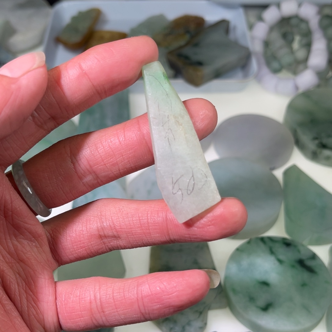 翡翠颈饰未镶嵌翡翠