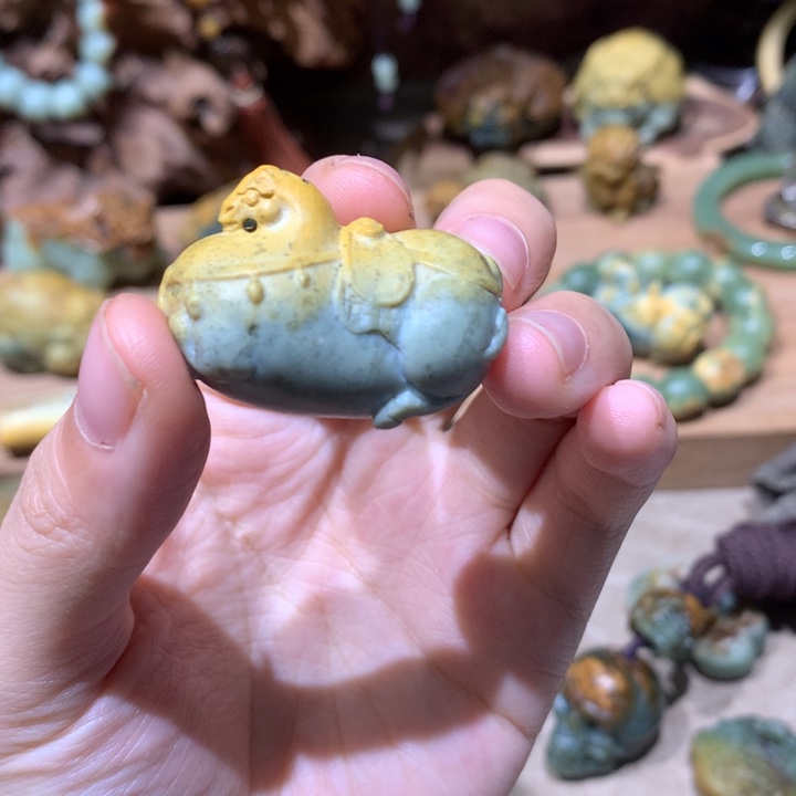 未镶嵌岫岩河磨玉（透闪石质玉）挂件