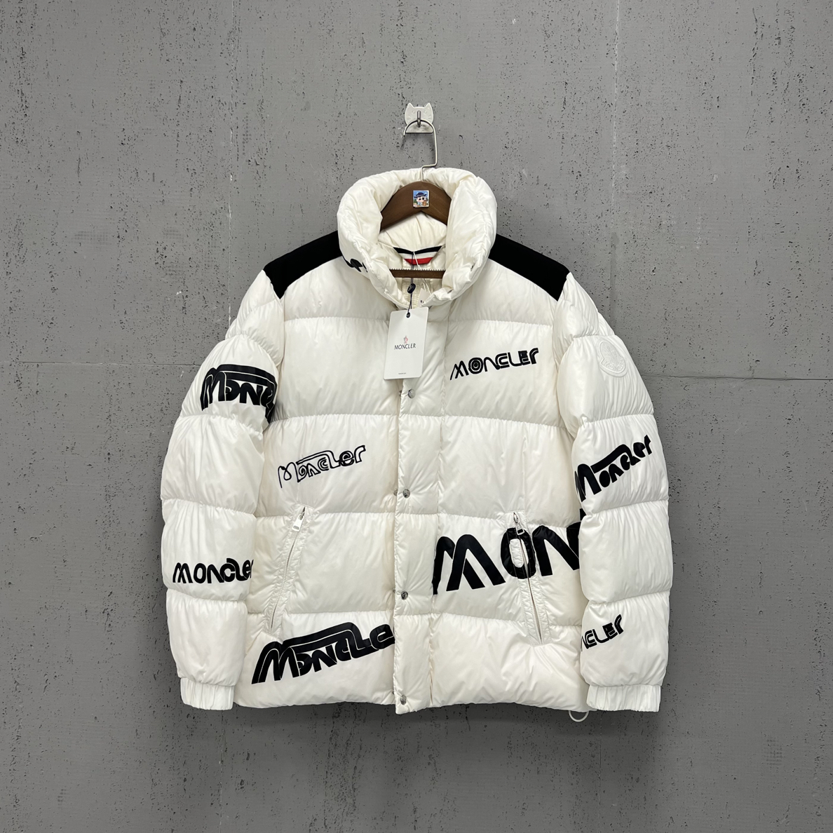 99新 MONCLER moncler蒙口白色弹幕印花厚款羽绒服3码