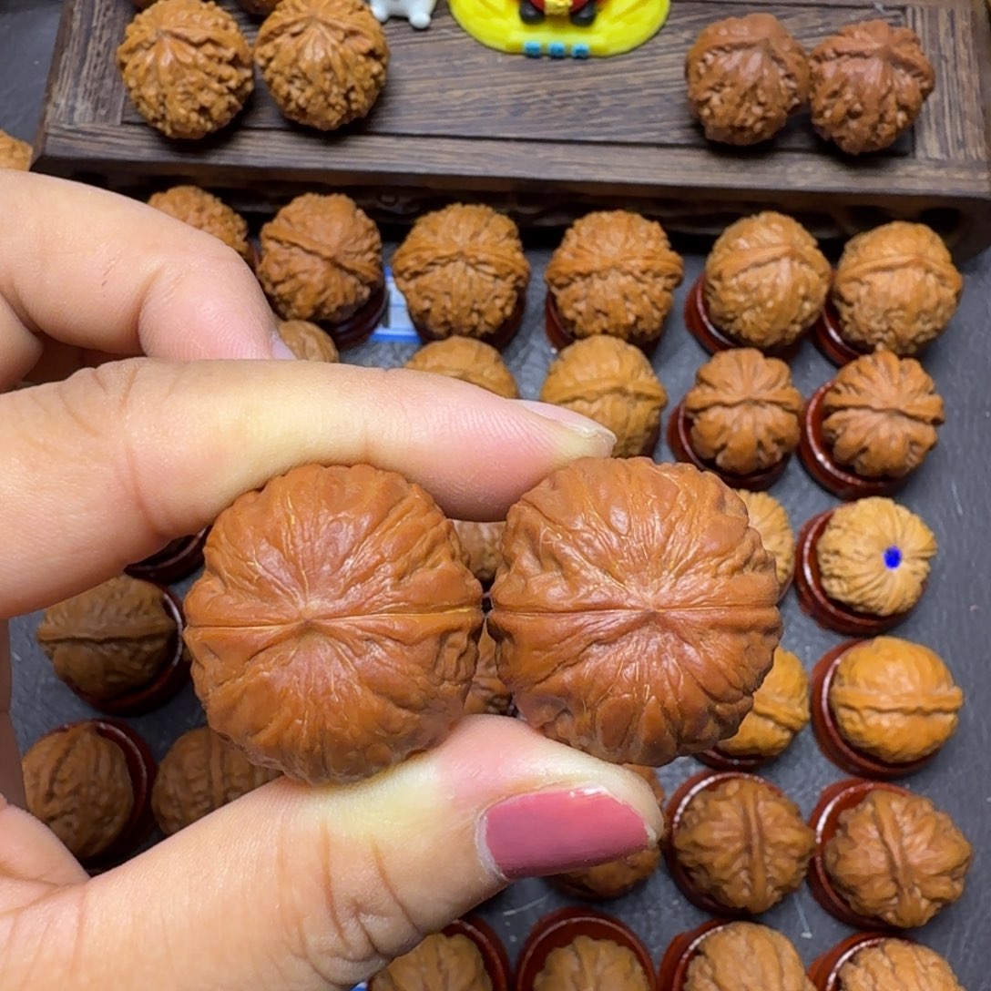 C***C文玩核桃把件28尺焖尖矮桩磨盘不退不换价