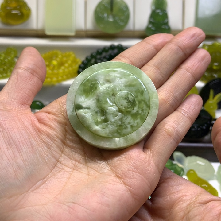 l***s蛇纹石玉未镶嵌颈饰