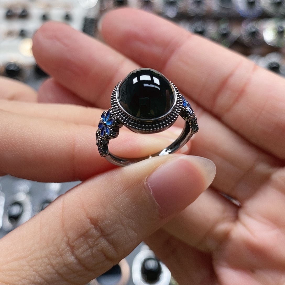 18K金镶嵌戒指翡翠墨翠