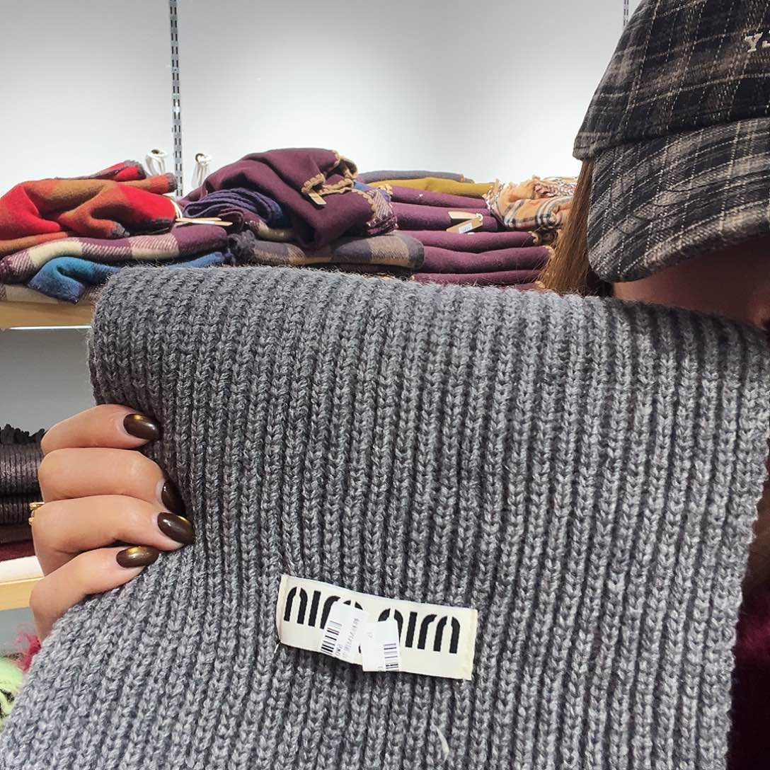 皮质非金属灰色字母围巾