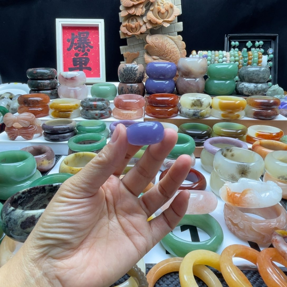 尚***商石英岩玉未镶嵌手镯