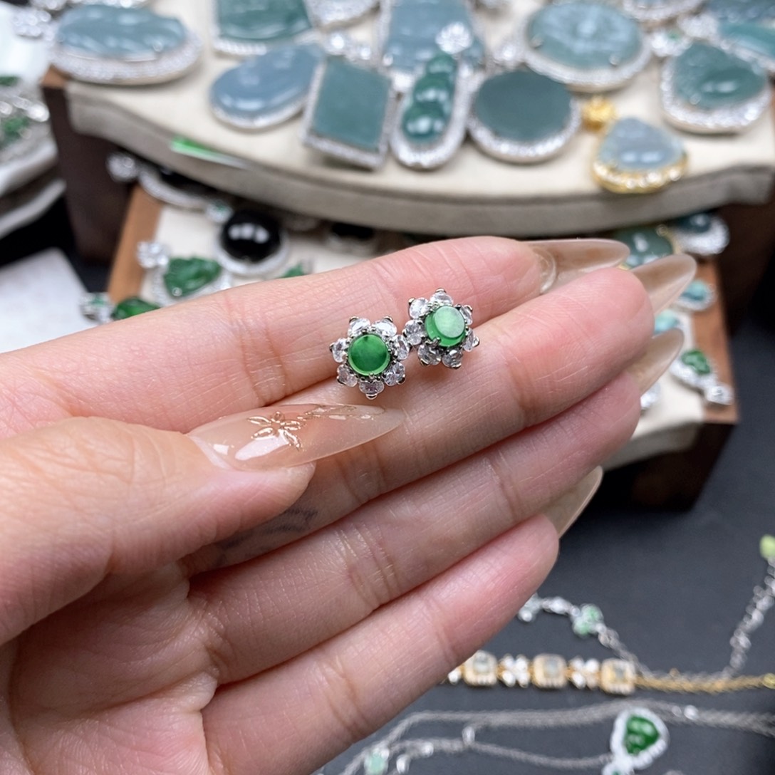 翡翠颈饰未镶嵌翡翠