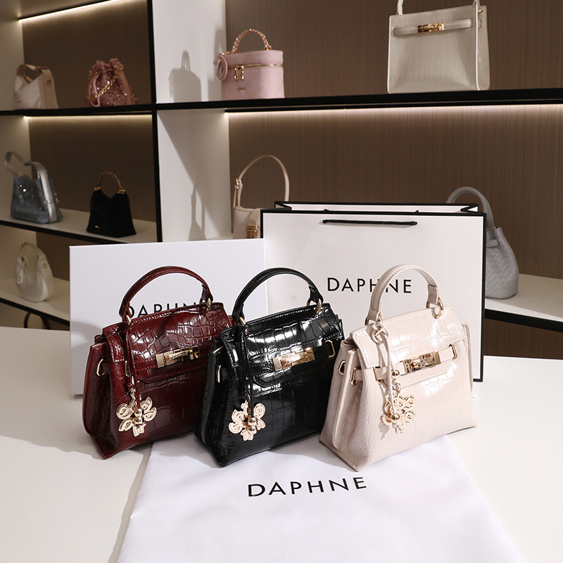 Daphne/达芙妮2025新 款官方正品百搭气质设计气质单肩斜跨包包女