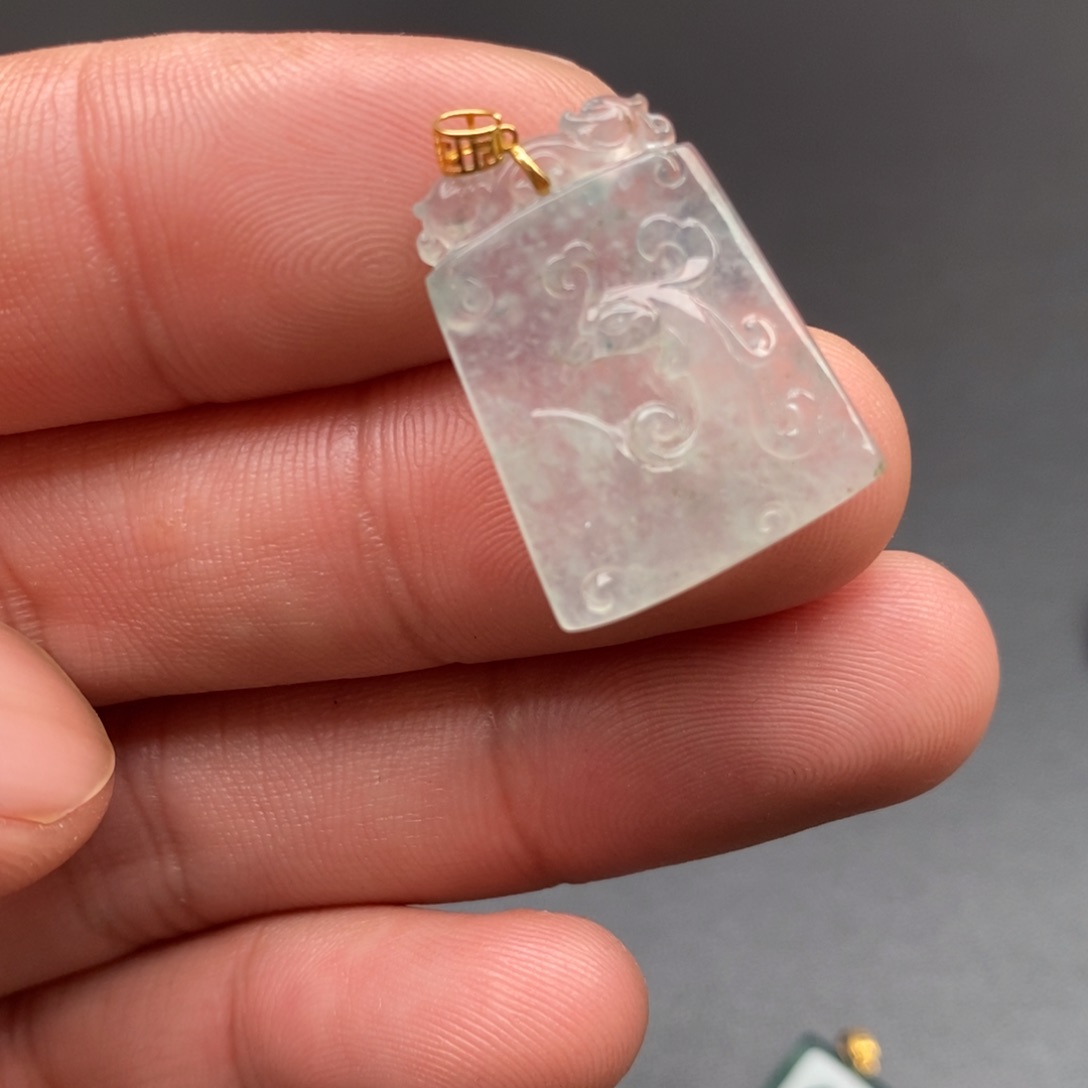 颈饰18K金镶嵌翡翠