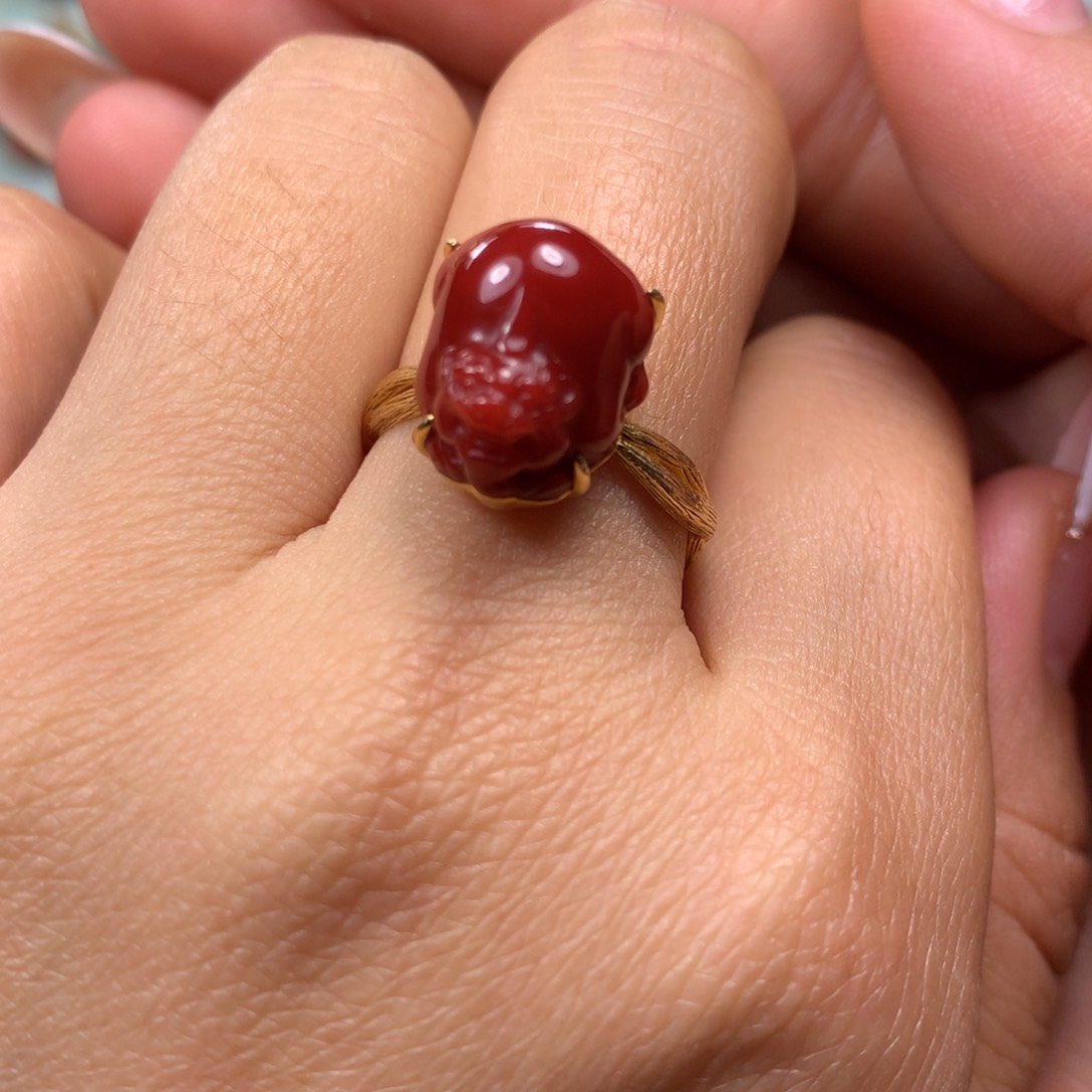 18K金镶嵌戒指南红玛瑙