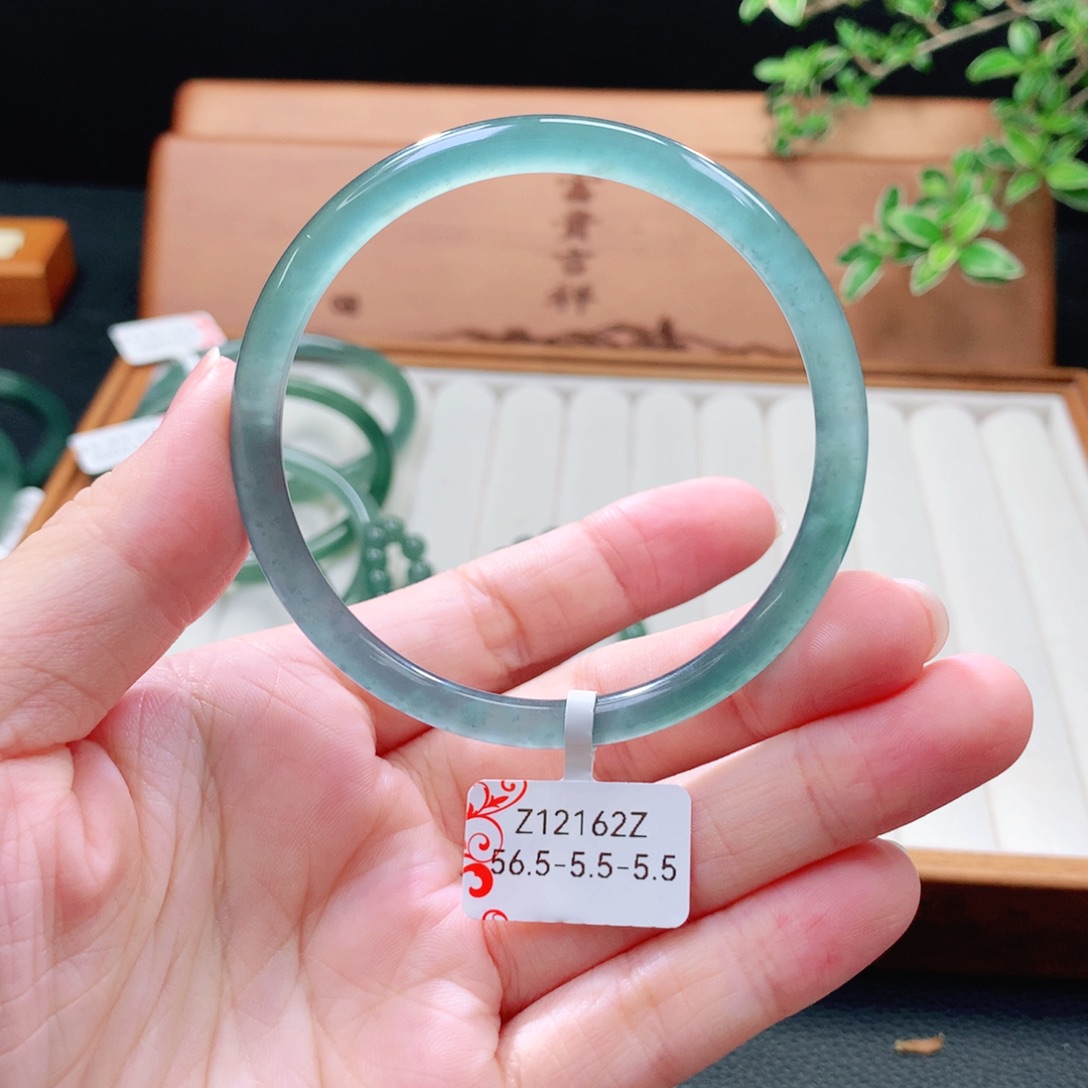 未镶嵌手镯（圆镯）翡翠