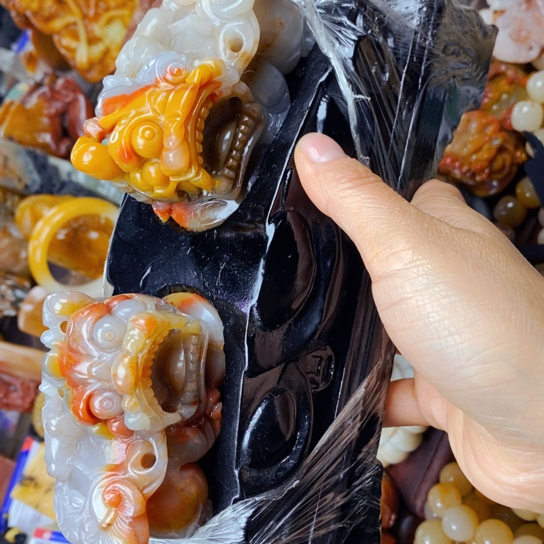 石英质玉（黄龙玉）未镶嵌颈饰