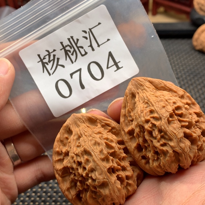 文玩核桃吊坠红狮子