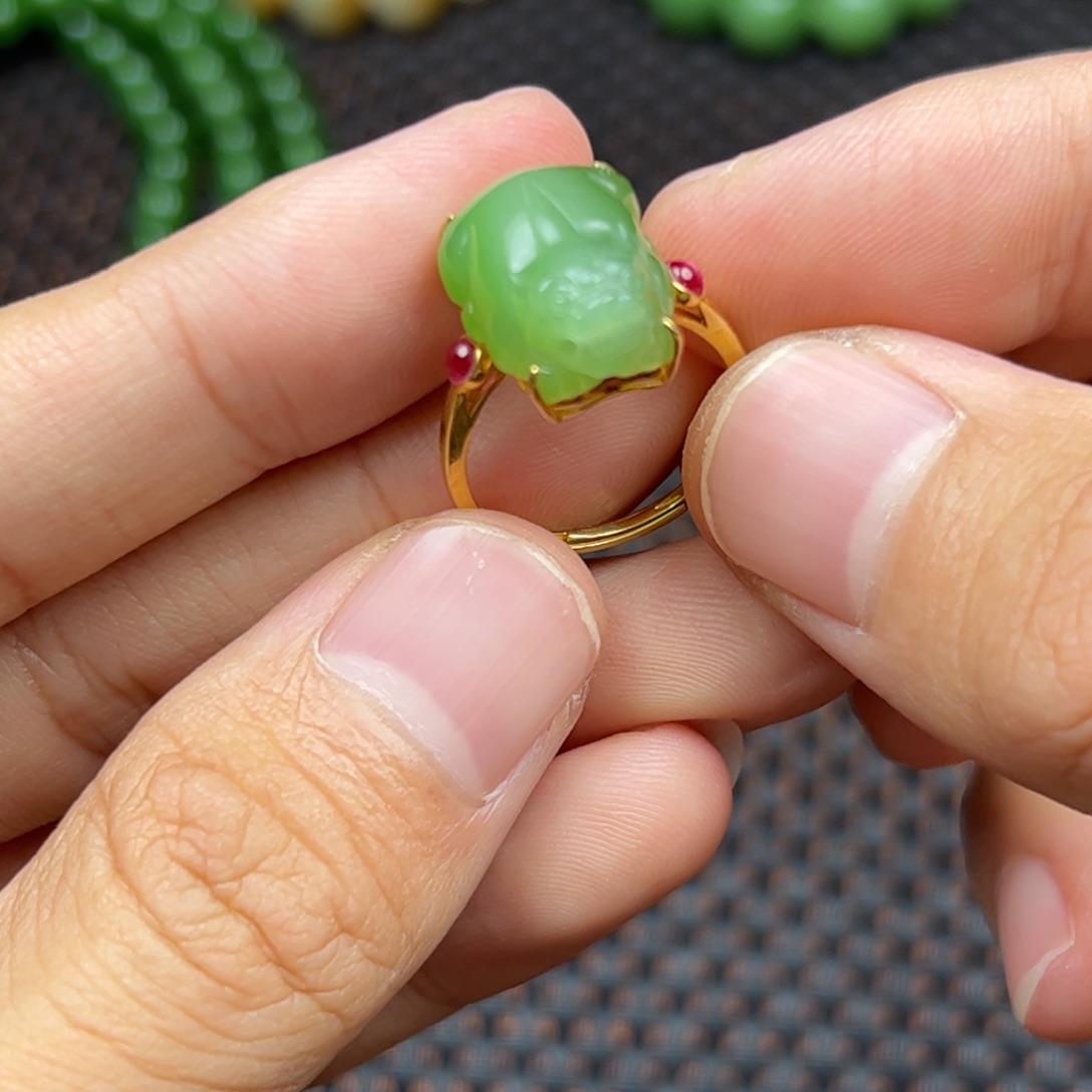 18K金镶嵌和田玉挂件