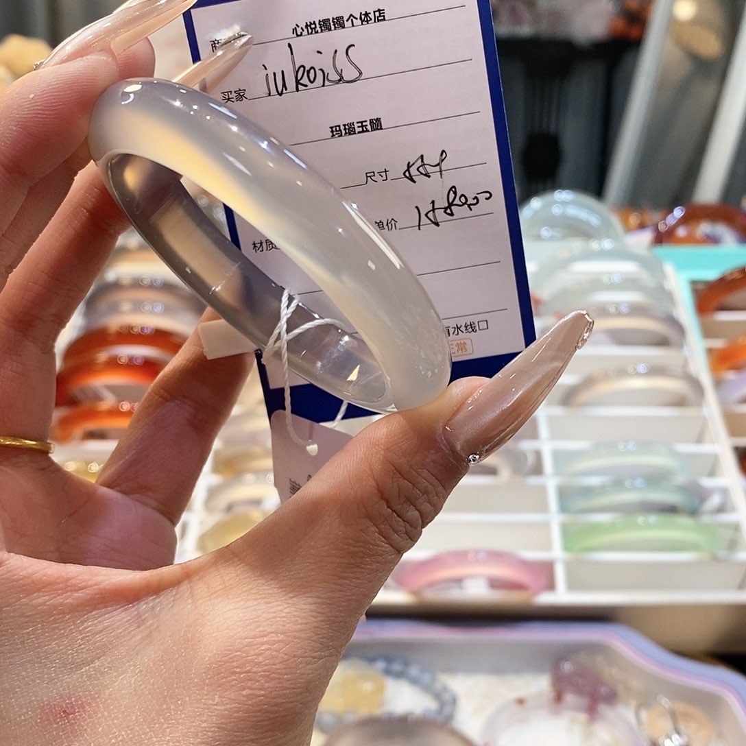 玛瑙/玉髓手镯未镶嵌i****s