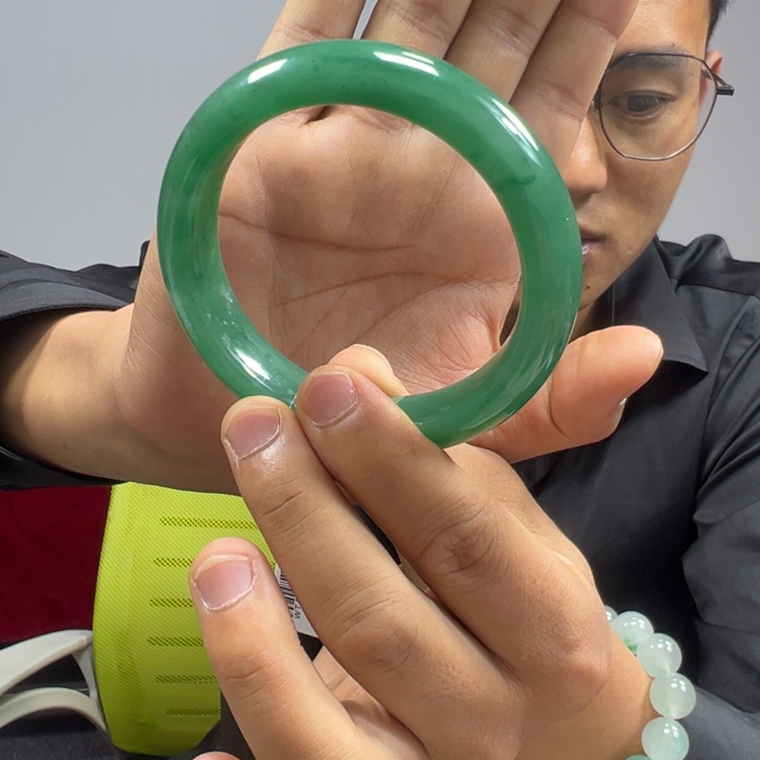 石英质玉（非洲翠）手镯未镶嵌