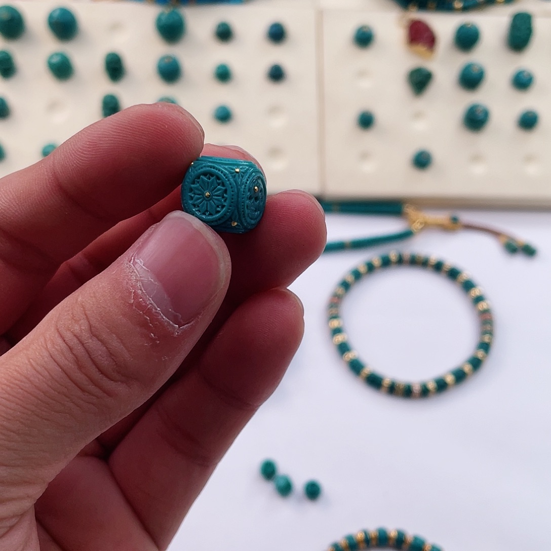 绿松石颈饰未镶嵌