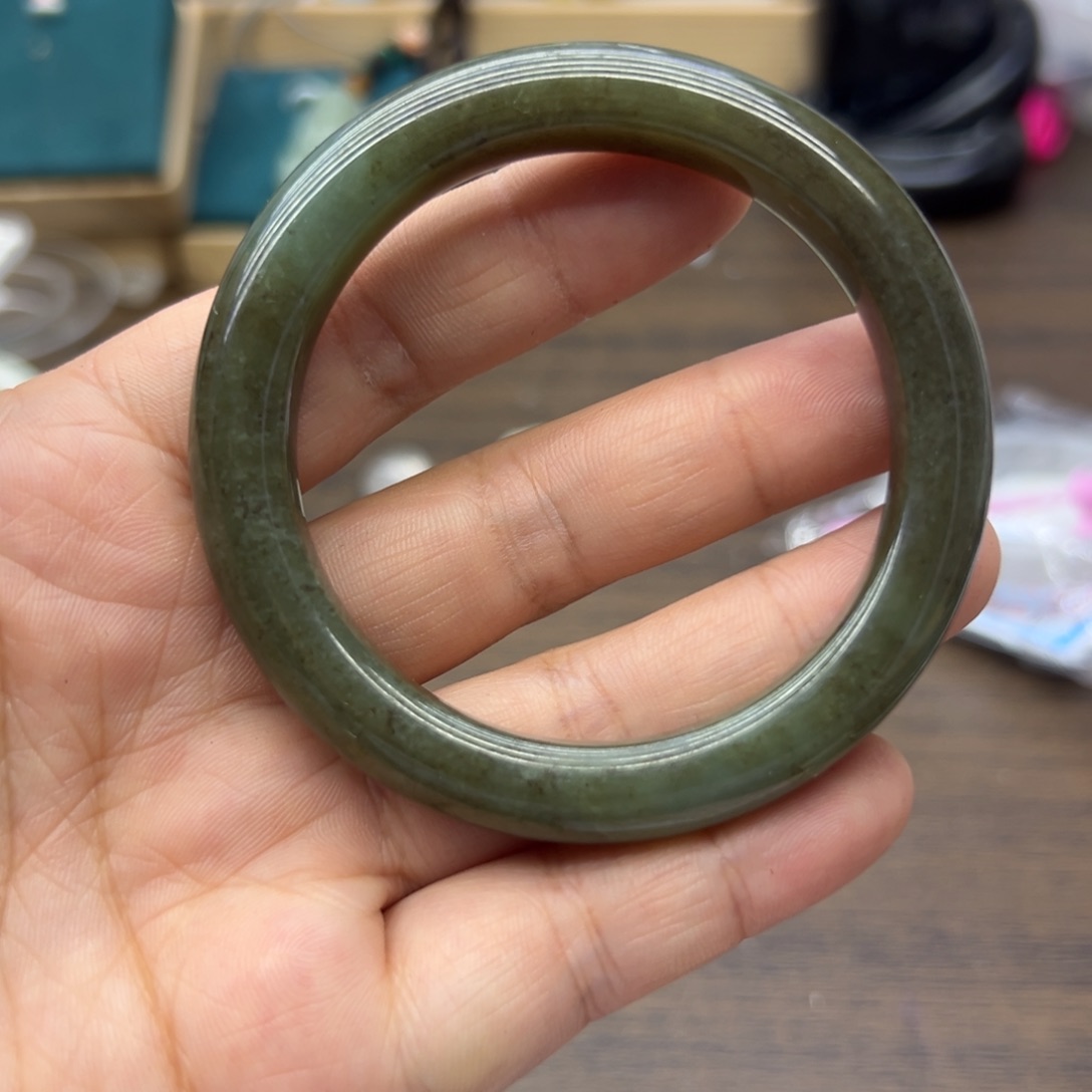 和田玉未镶嵌手镯55.5圈围904瑕