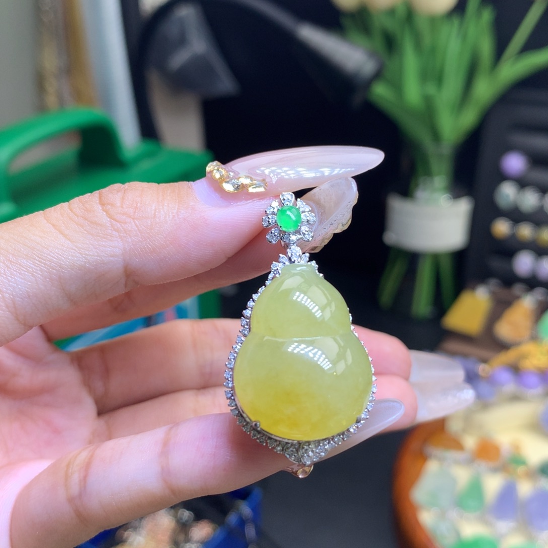 翡翠18K金镶嵌颈饰