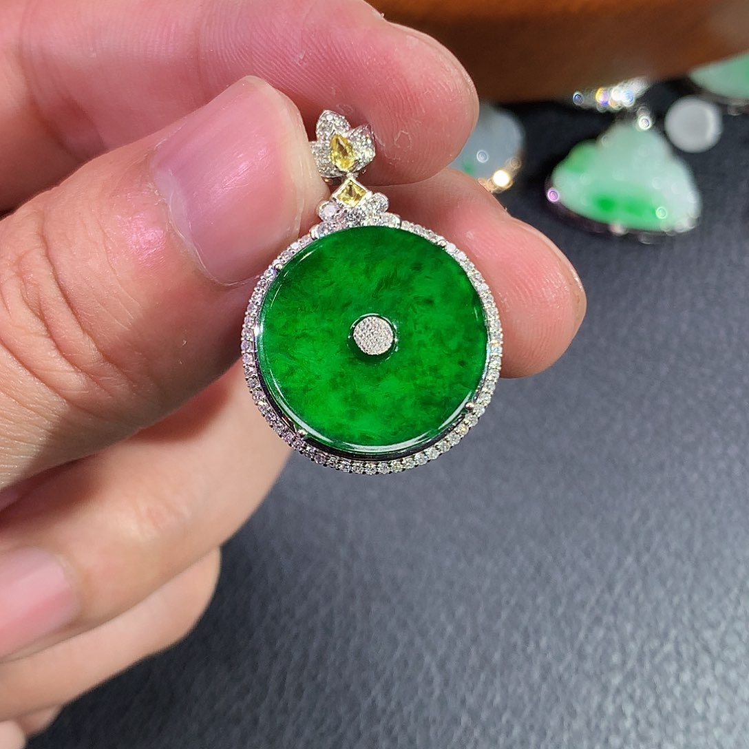 翡翠吊坠(赠链)18K金镶嵌
