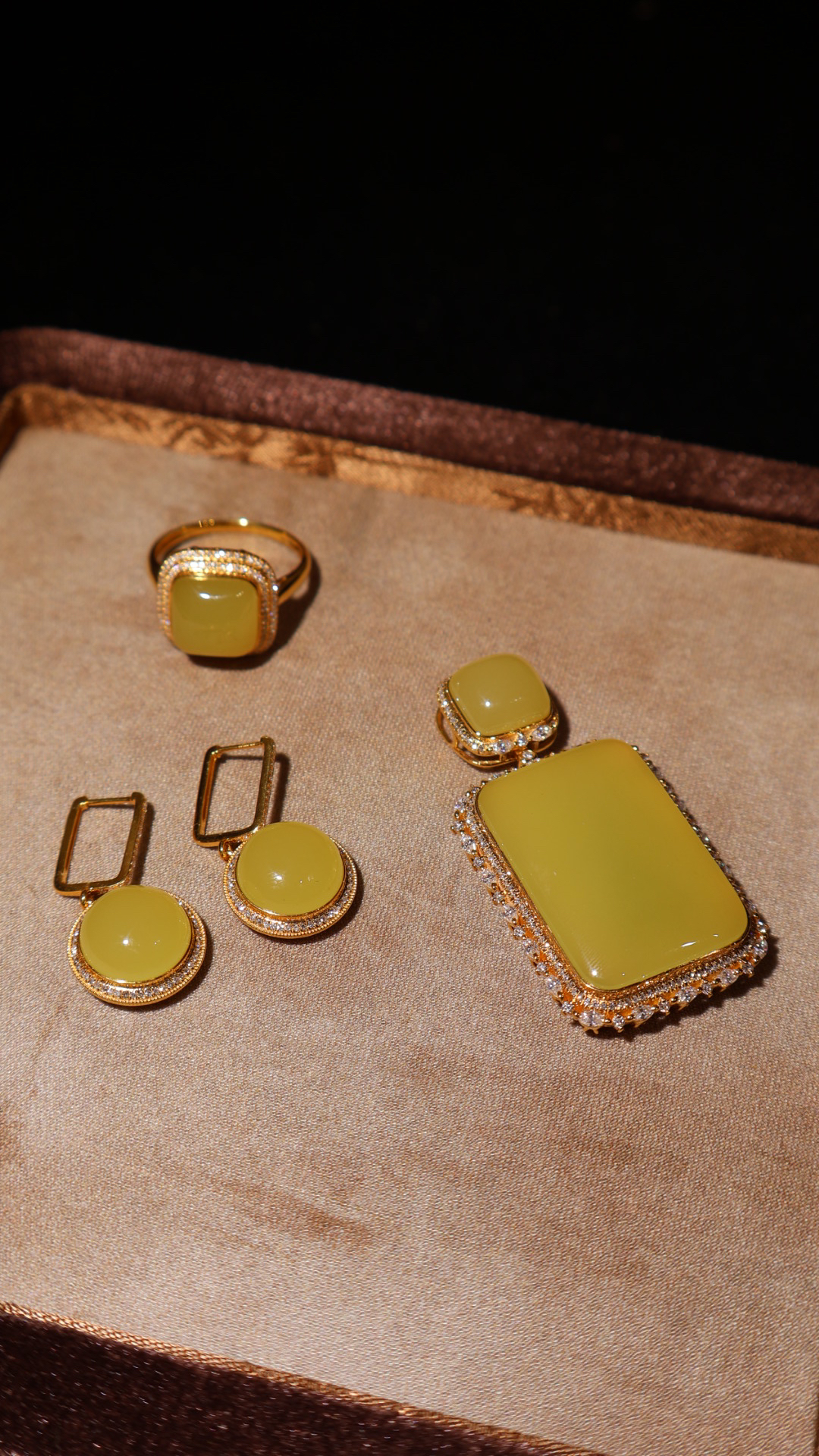 和田玉鸡油黄黄玉套装18k金三件套