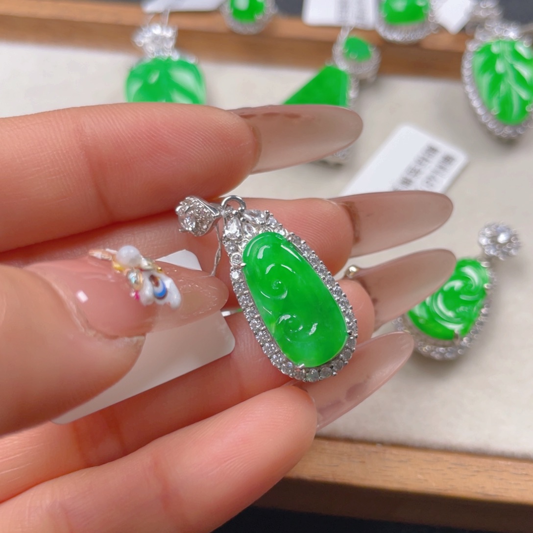 翡翠颈饰银S925镶嵌翡翠