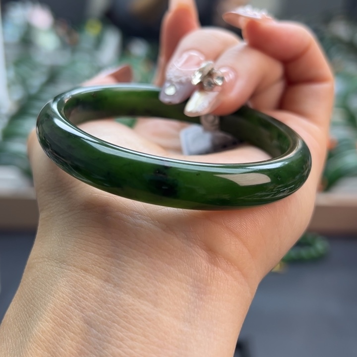 和田玉（碧玉）未镶嵌手镯