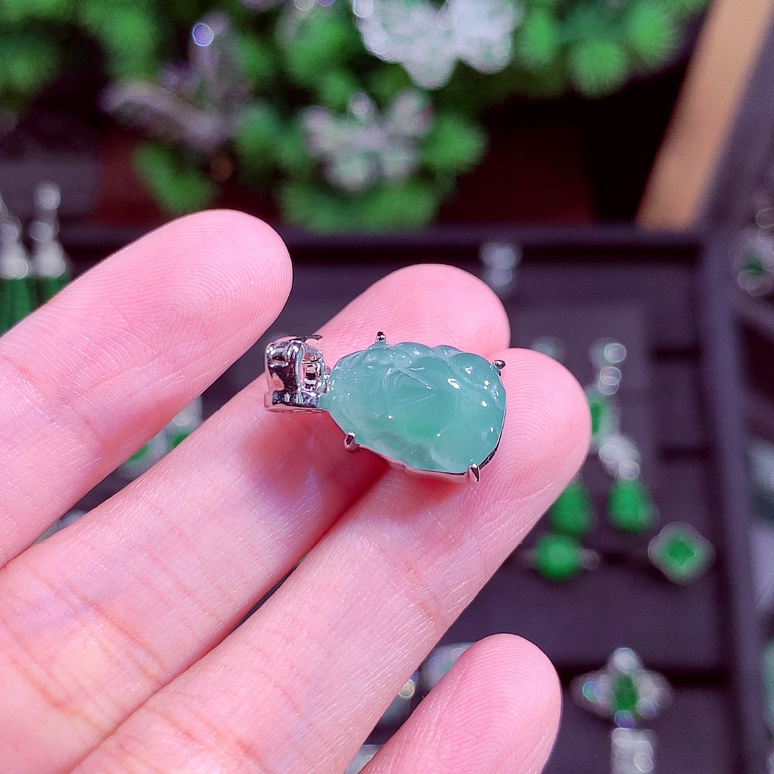 颈饰未镶嵌翡翠天然