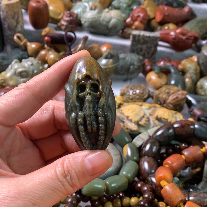 未镶嵌岫岩河磨玉（透闪石质玉）把件