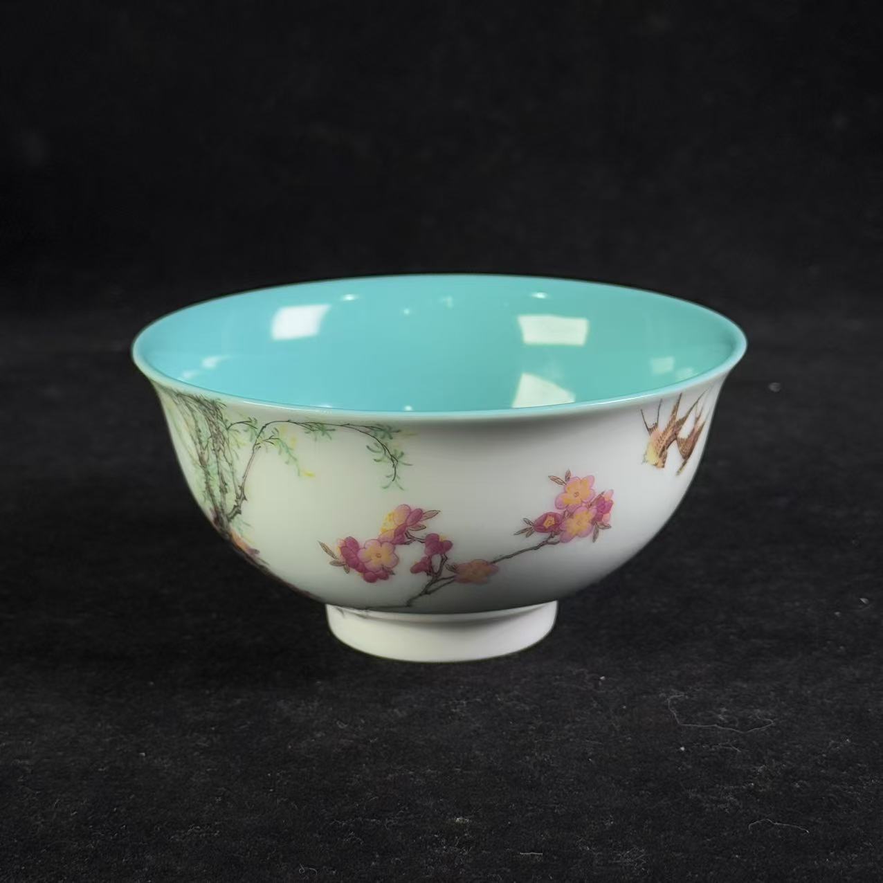 M内松石绿釉外粉彩杏林春燕图茶碗