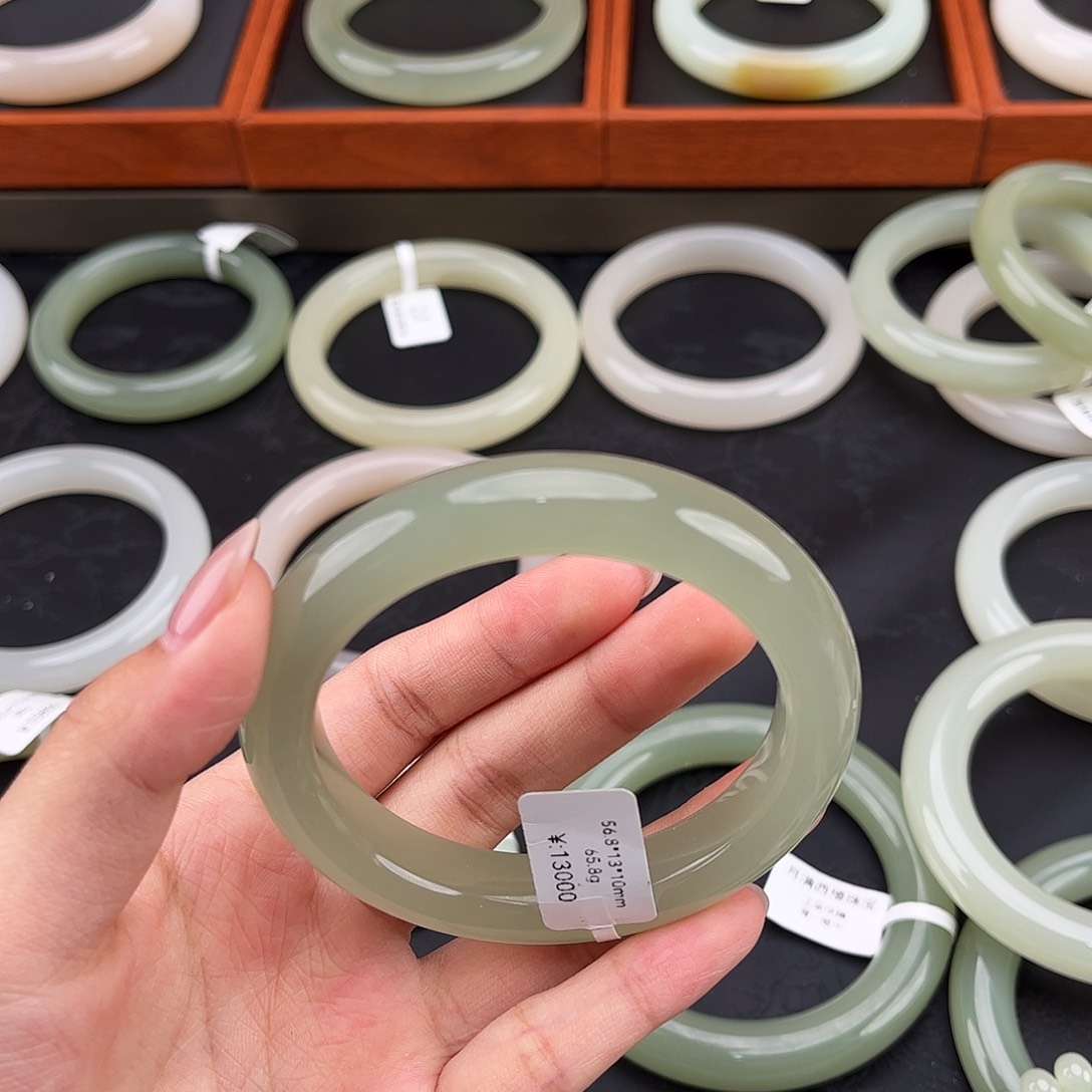 和田玉未镶嵌手镯