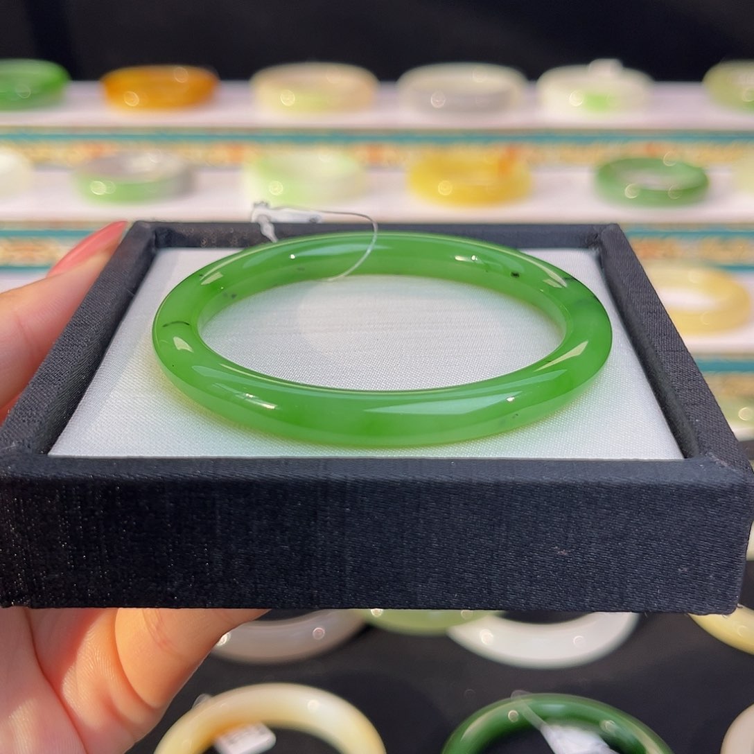 未镶嵌手镯和田玉乌兰乌德高色果绿美人条