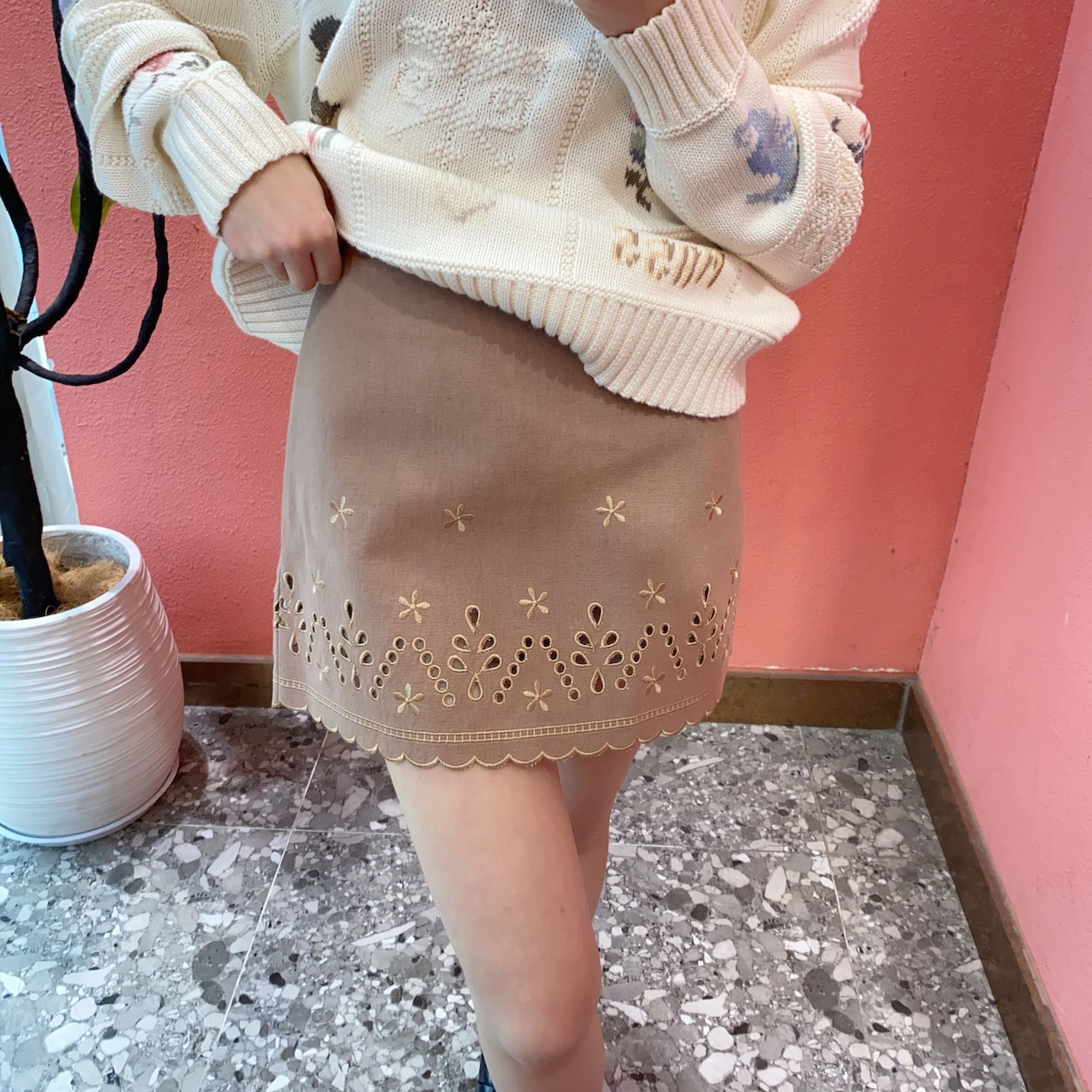 （默茗服装）镂空刺绣粉咖半裙