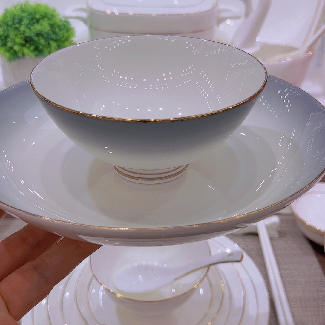 45%以上骨粉骨瓷湖光山色米饭碗单拍