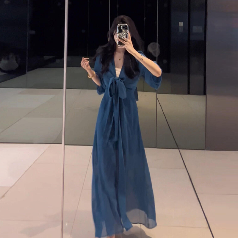 今年流行巨好看高级感网纱连衣裙子女夏2025新款蓝色V领绑带长裙
