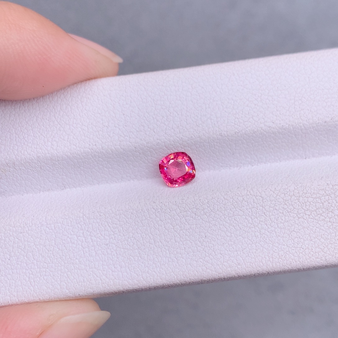 尖晶石裸石0.6克拉粉橙色