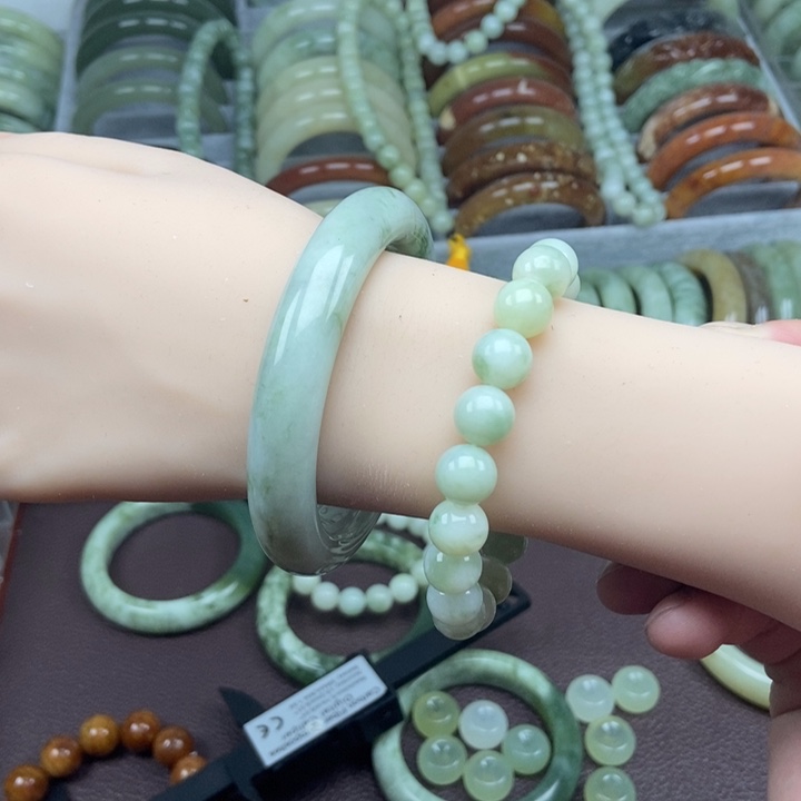 蛇纹石玉手镯未镶嵌