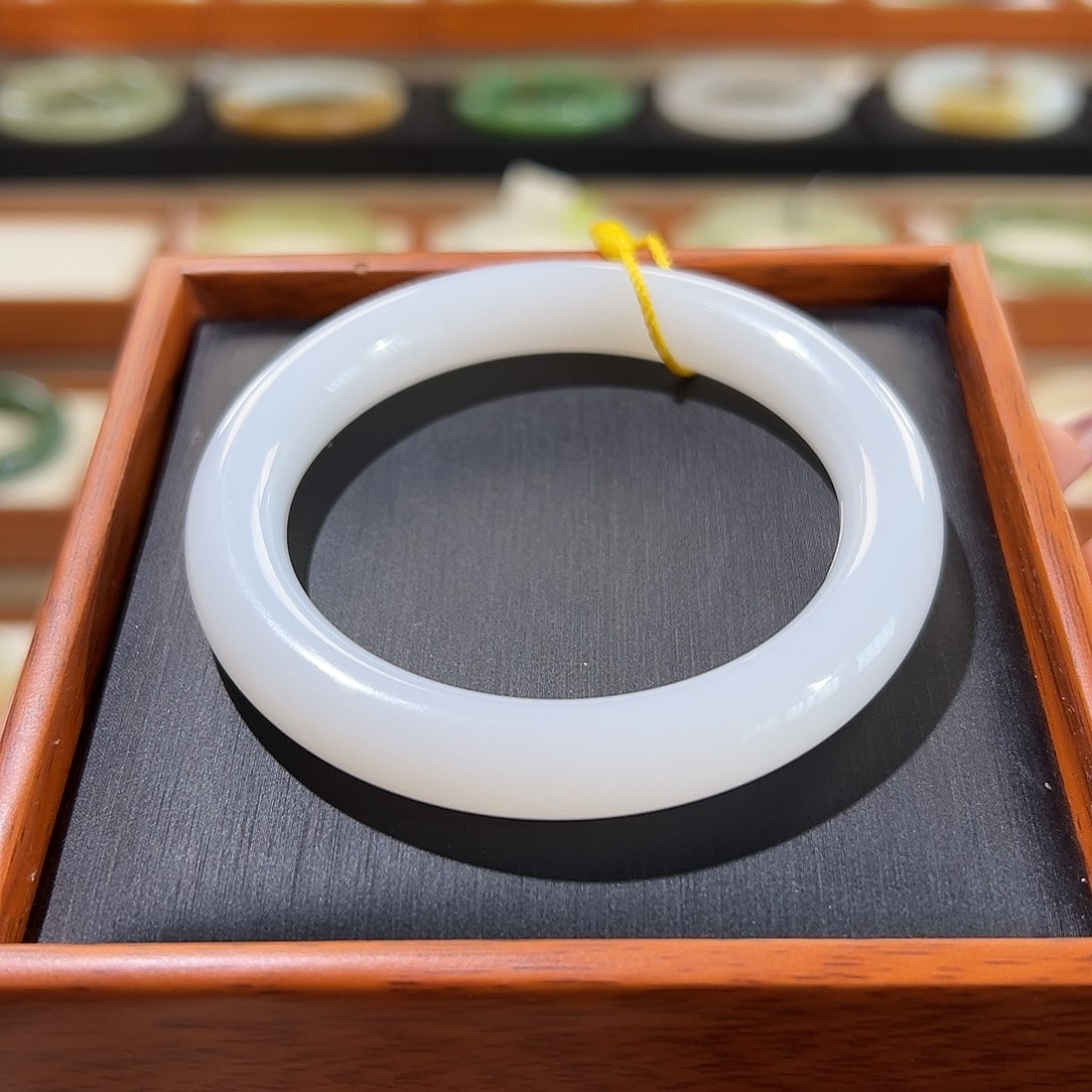 和田玉手镯未镶嵌圆条羊脂白玉