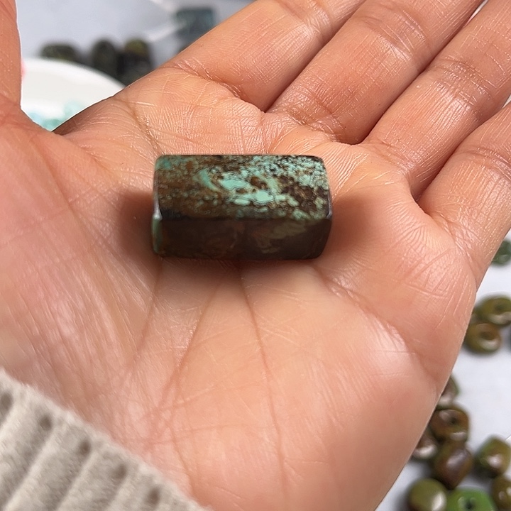 绿松石未镶嵌颈饰