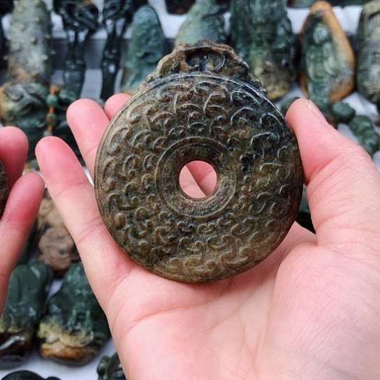 未镶嵌岫岩河磨玉（透闪石质玉）把件