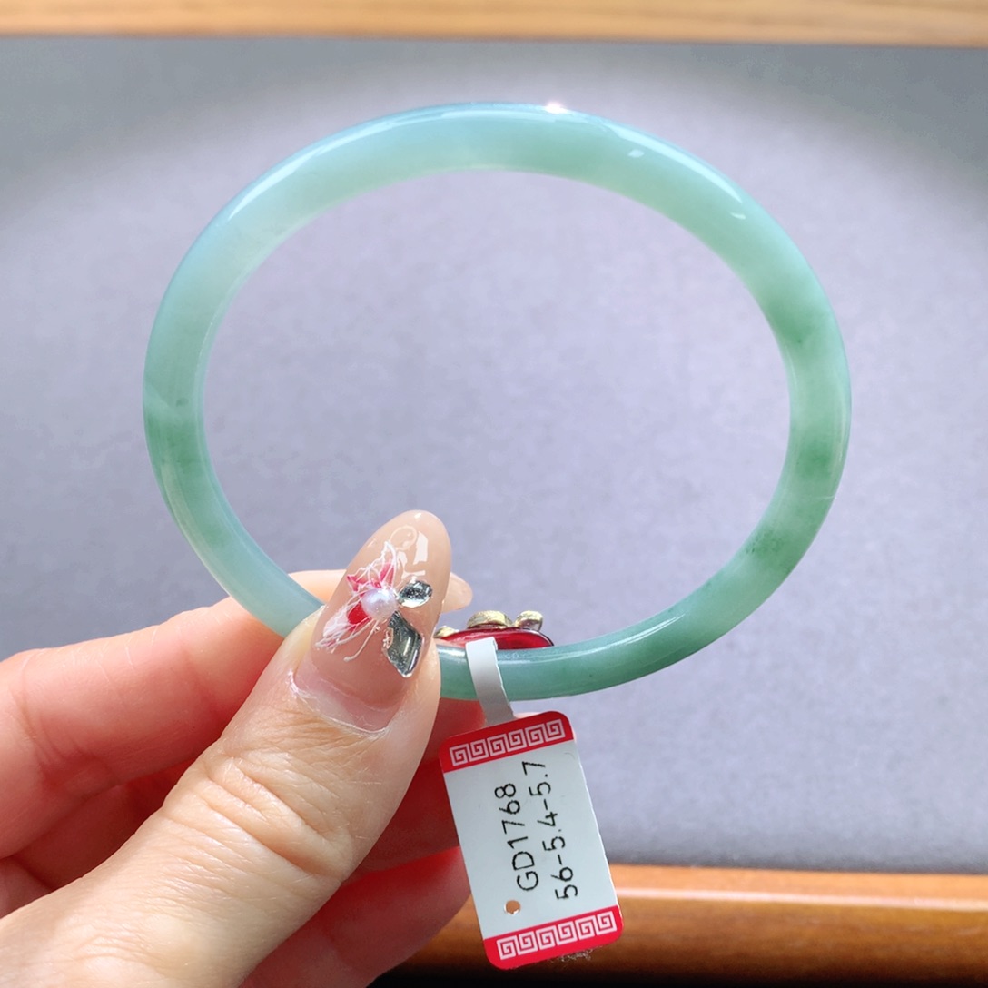 翡翠手镯未镶嵌天然翡翠手镯