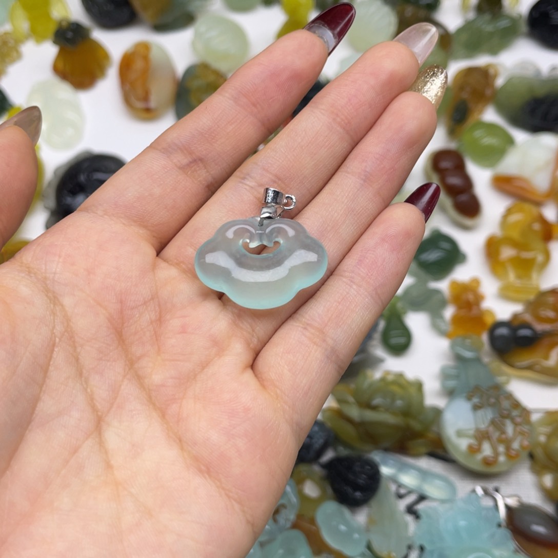 蛇纹石玉颈饰未镶嵌开****?