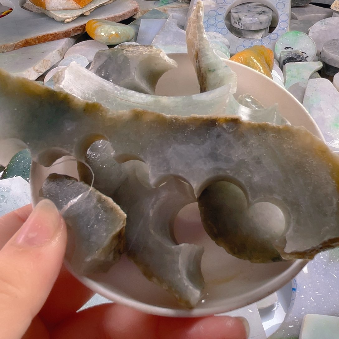 颈饰未镶嵌翡翠。