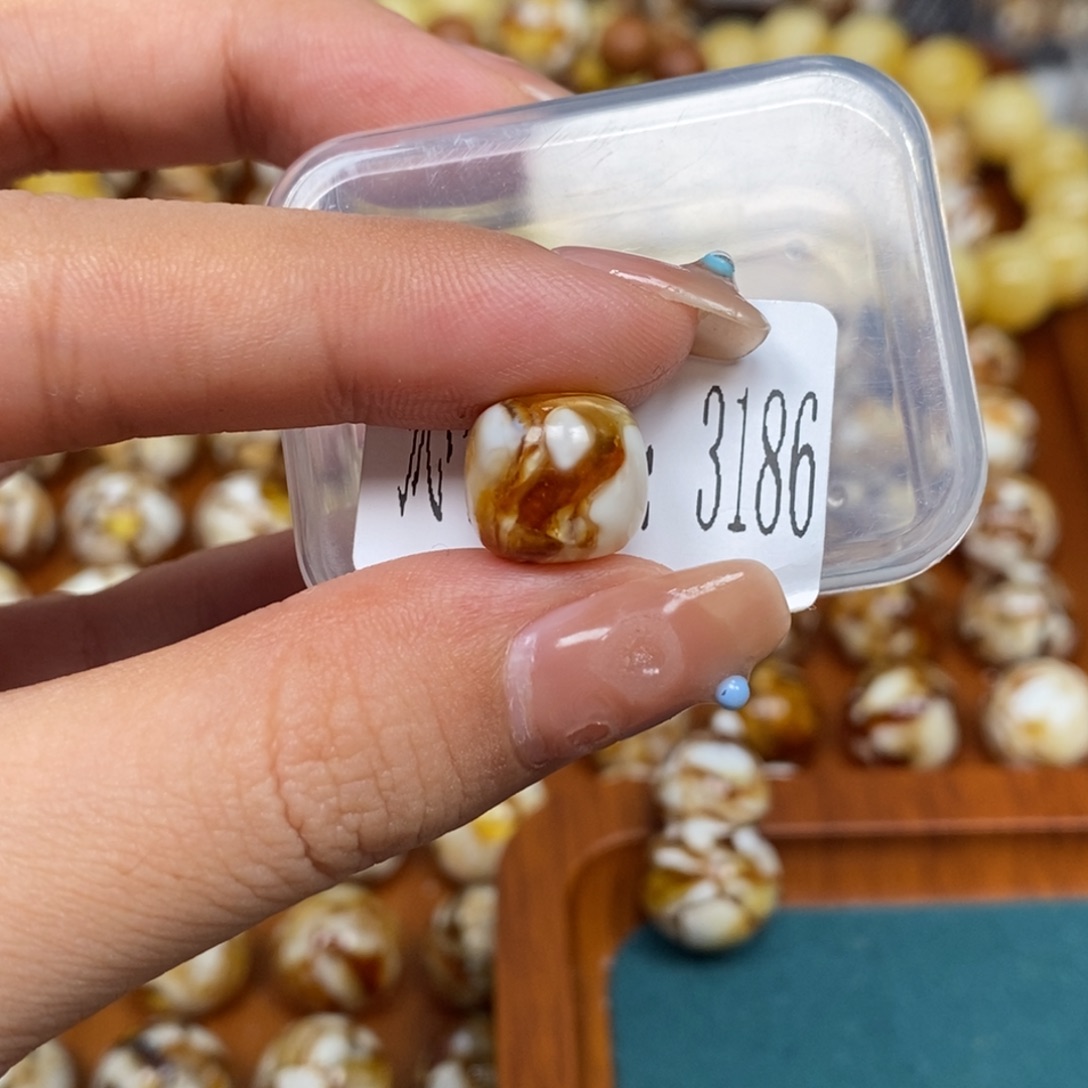 沁色蜜蜡未镶嵌3186