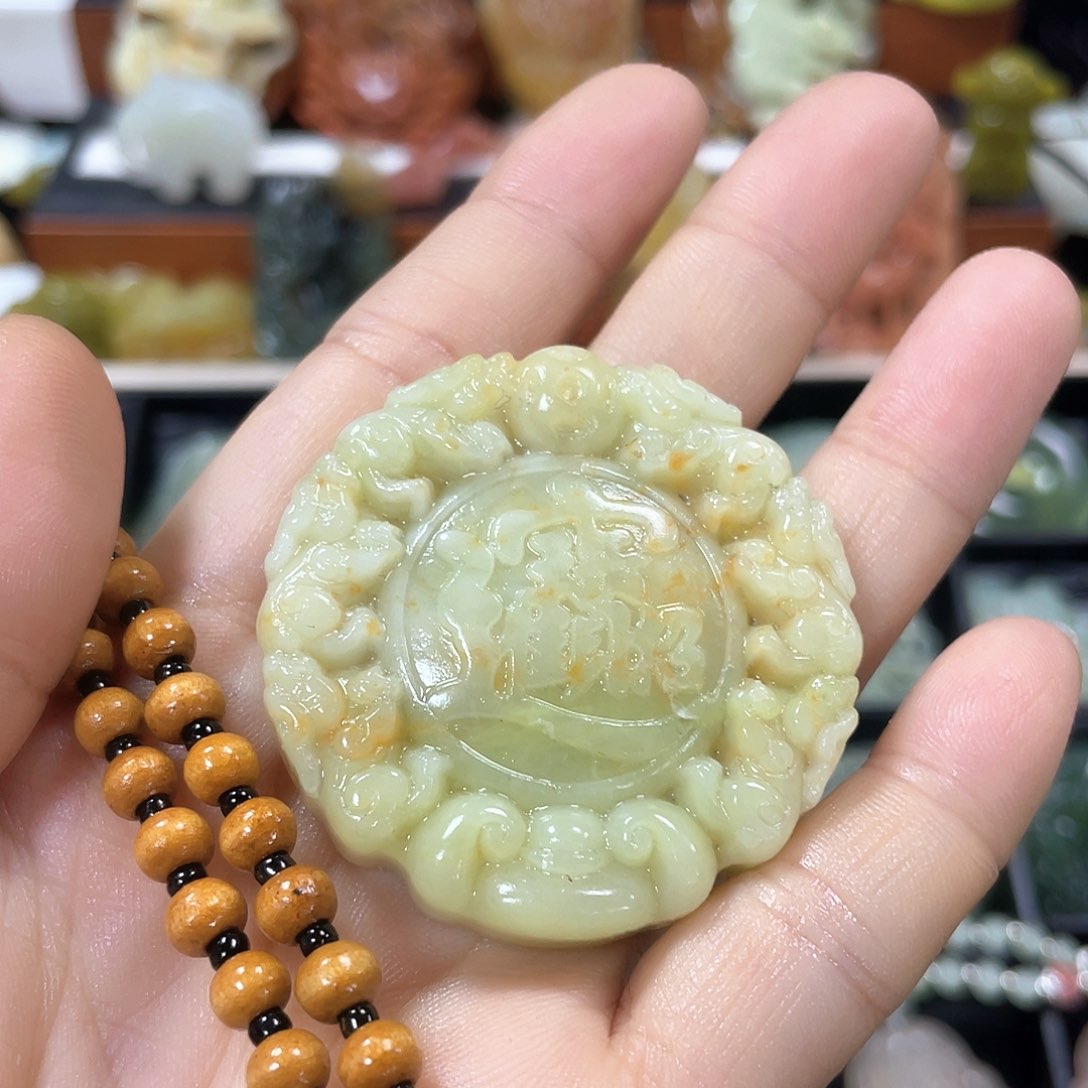 蛇纹石玉颈饰未镶嵌
