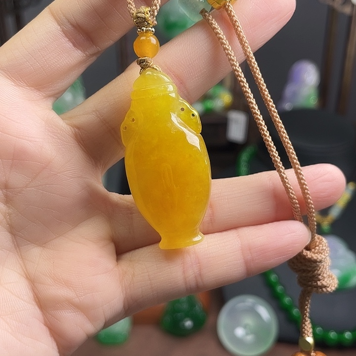 翡翠未镶嵌吊坠(赠链)