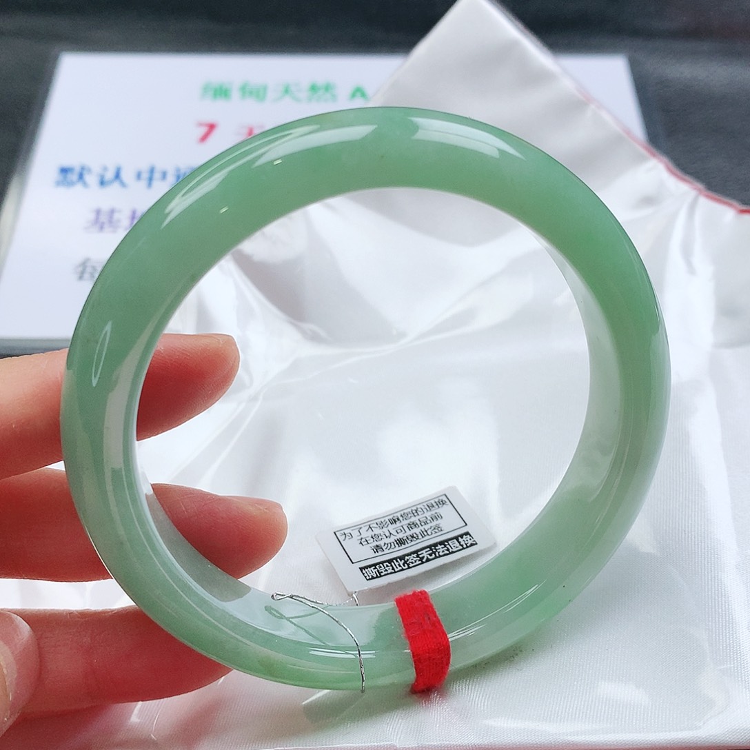 翡翠手镯未镶嵌天然翡翠手镯