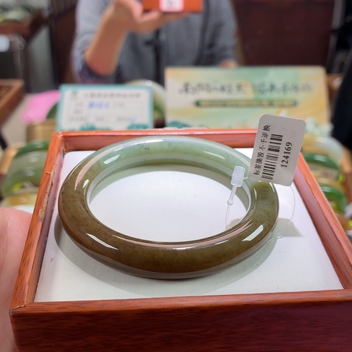 未镶嵌手镯和田玉1。 5556
